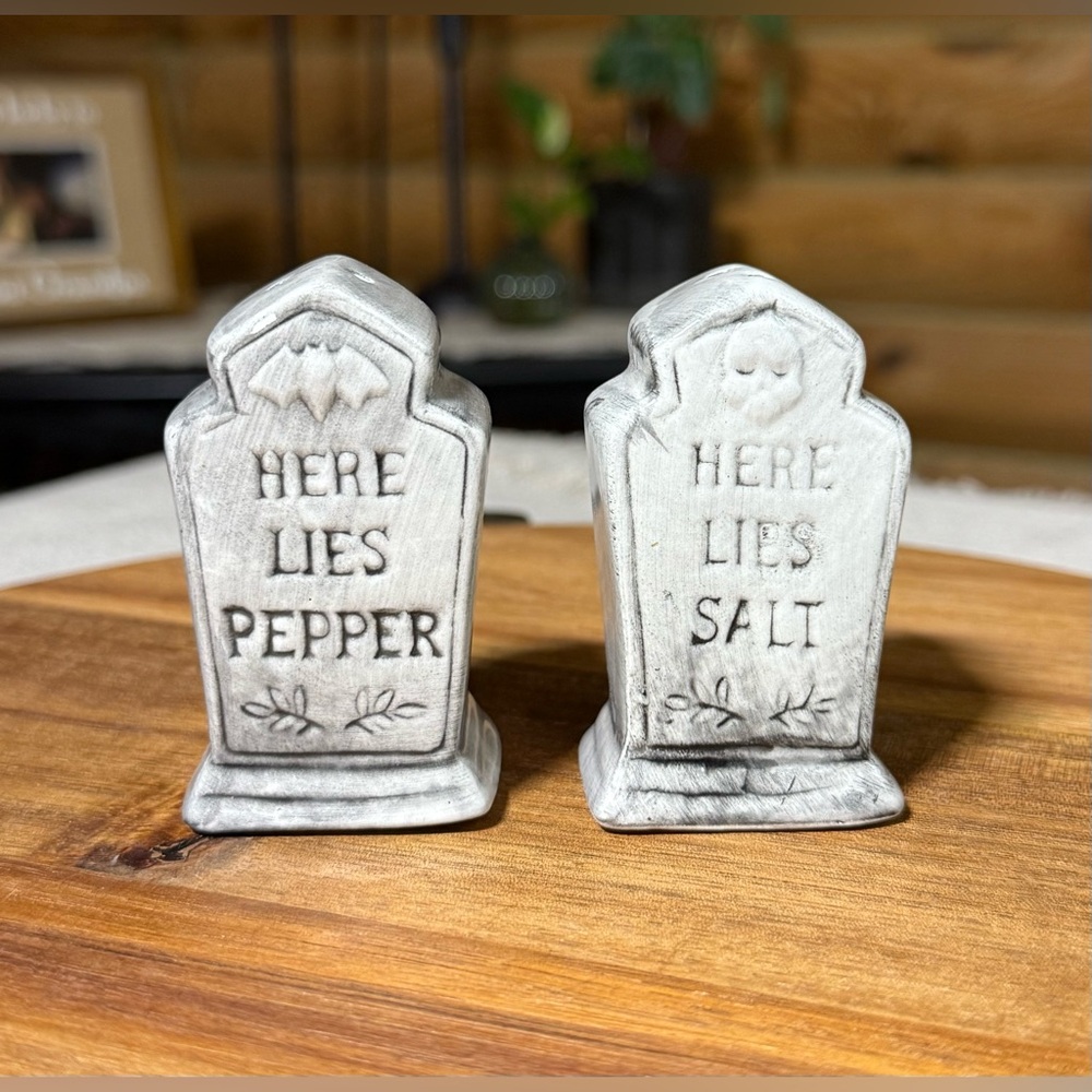 TOMBSTONE Halloween SALT & PEPPER Shakers